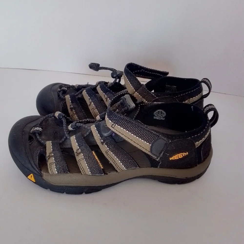 Keen Newport H2 closed toe sandal size 4